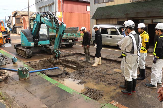 水道管が漏水、破損した中央通3の県道新潟燕線