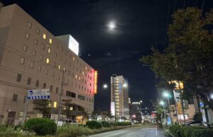 6日夜の燕三条駅近くで中秋の名月
