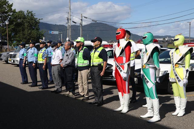 燕署で出発式
