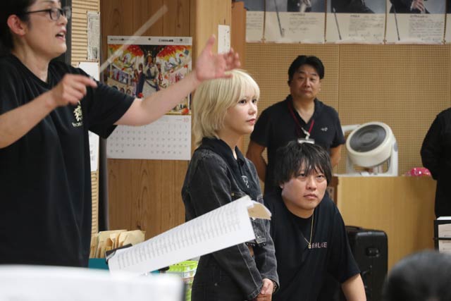 演奏にじっくりと耳を傾ける川後さんと和田さん