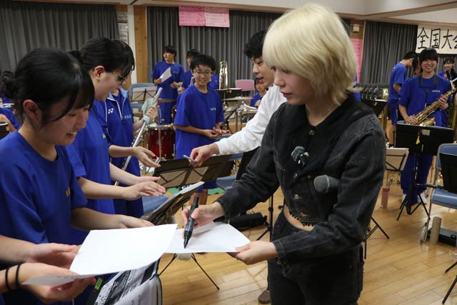 部員の求めに応じてサインする川後さん