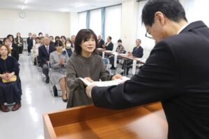 14日まで燕市展 表彰式のあとは鈴木市長に花束