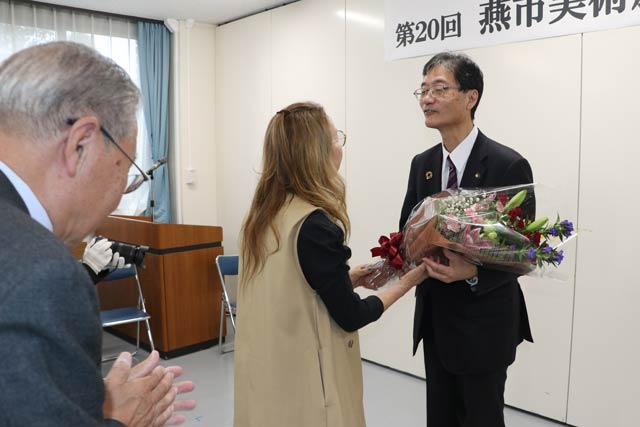 鈴木市長に燕市美術協会から花束