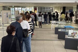 燕市役所の期日前投票所に大行列