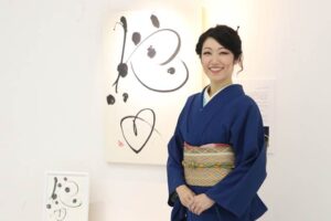 「笛人の集い」の会場で自身の作品「愛」と泉田祐子さん