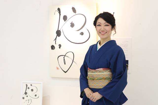 「笛人の集い」の会場で自身の作品「愛」と泉田祐子さん