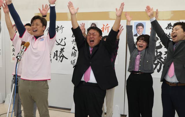 万歳する佐野氏
