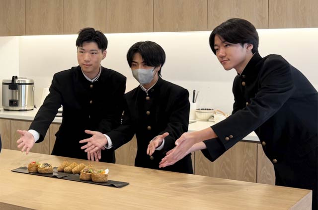 開発を担当した商業高校3年1組の 左から相馬悠人さん 野島空翔さん 石月大馳さん