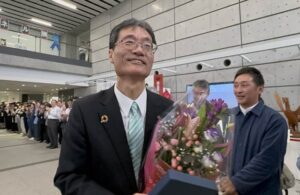 退任式を終えて市役所を出る鈴木市長