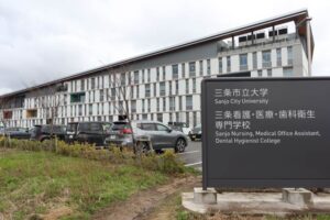 三条市立大学は「燕三条ものづくりメッセ」で研究者や学生がポスター展示やデモンストレーションで研究シーズを紹介