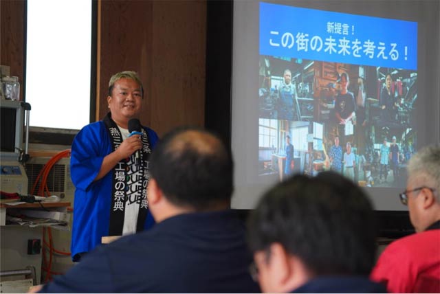 開会式で謝辞を述べる秋元実行委員長