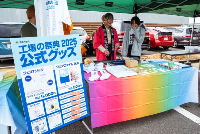 デザインを担当してる学生団体プリプレスのグッズ販売ブース