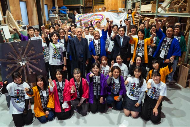 サミットを集合写真で締めくくる実行委員会メンバー