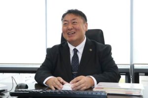 市長のいすに座る佐野市長