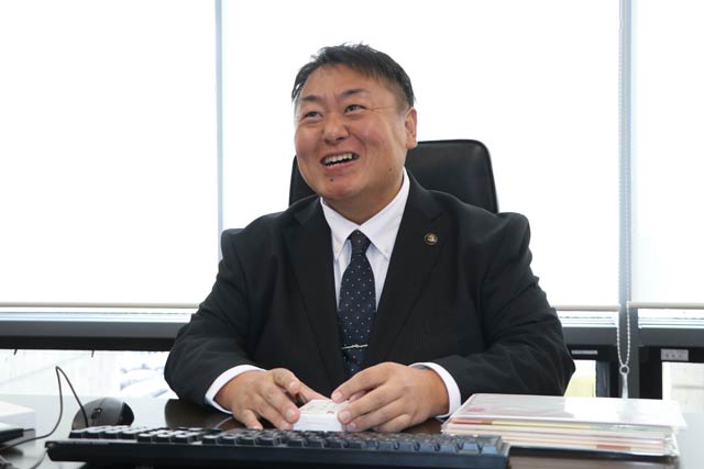 市長のいすに座る佐野市長