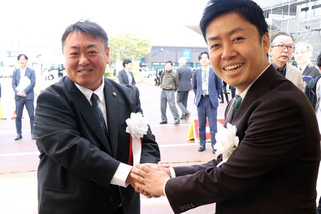 燕三条ものづくりメッセ会場で滝沢三条市長と握手 
