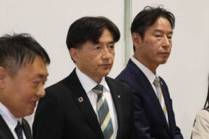佐野市長訓示で左から佐野市長、遠藤教育長、小林教育長