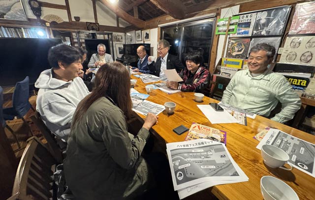 傳七茶屋で実行委員会の打ち合わせ