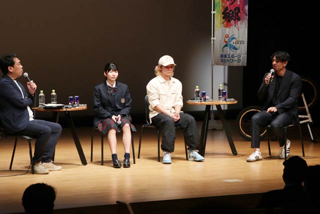 秋澤理沙選手(左)、當銘孝仁選手