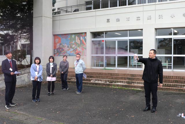 長沢小でクマ撃退スプレーの使用法の指導を受ける