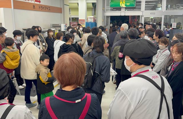 客を見送る従業員