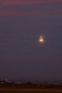 ことし最大の満月スーパームーンが夕焼け空に昇る