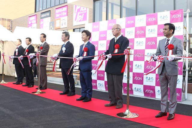 オープニングセレモニーのテープカット