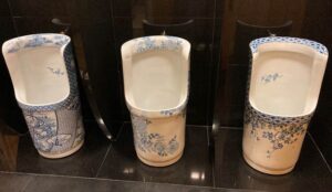 老舗料亭の「有田焼トイレ」初公開 「トイレの日」にちなみ加茂・清雲亭山重が紅葉シーズンに合わせて特別見学会
