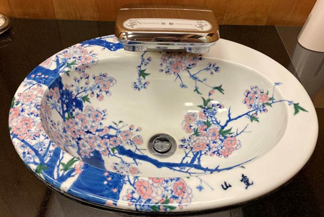女性トイレの手洗い器