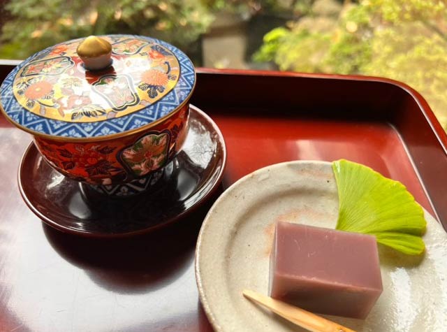 お菓子とお茶付き有田焼トイレ見学（菓子は日によって異なる）