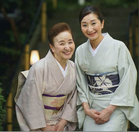 大女将と女将が名物のトイレを案内