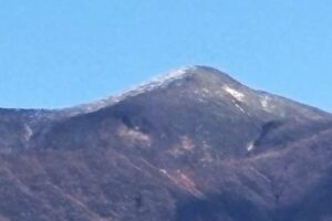 12日の粟ヶ岳は山頂にわずかに雪