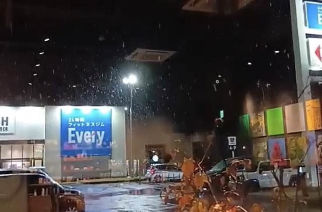 18日夜、三条市で降る雪
