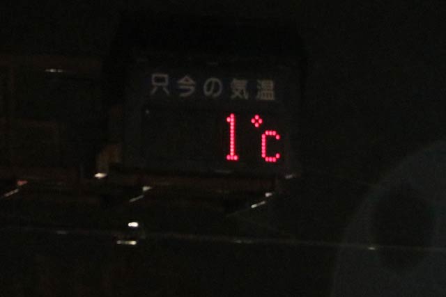 18日午後6時半ごろ三条大橋たもとの電光表示板「只今の気温」は1℃を表示
