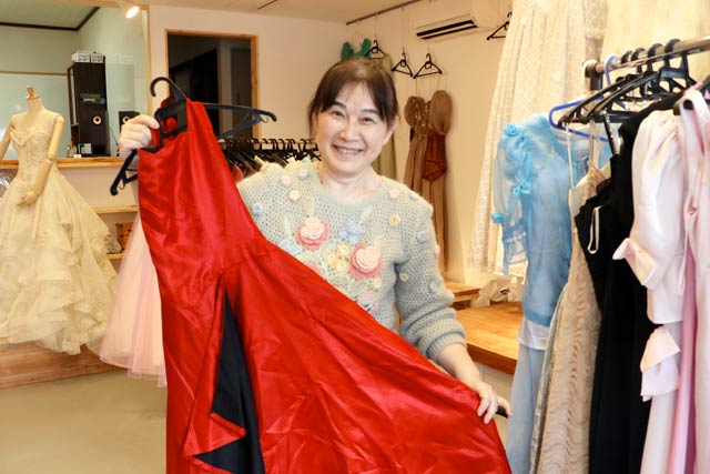 元実家の「ギャラリーゆう」で舞台衣装を販売している菊川さん