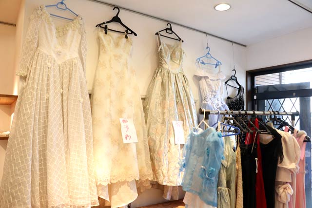 「ギャラリーゆう」で舞台衣装を販売