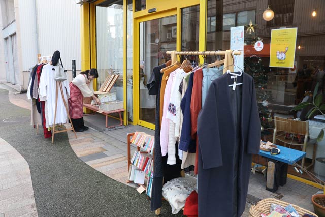 三条市の中央商店街で掘り出し市（絵本の店 omamori）