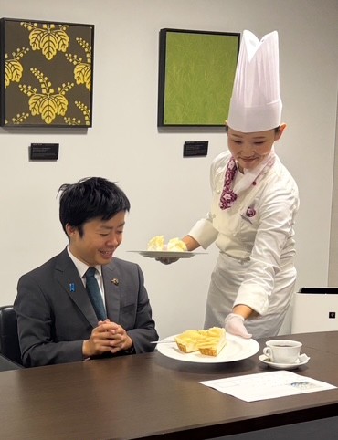 トップパティシエによるケーキサーブで審査する滝沢三条市長