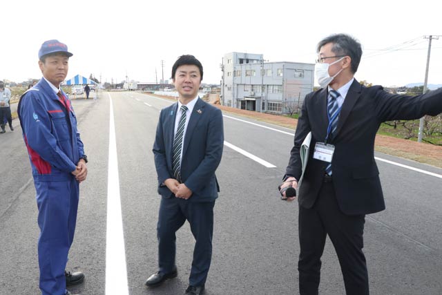 道路改良工事が終わり1年2カ月ぶりに開通した市道大島荻島線