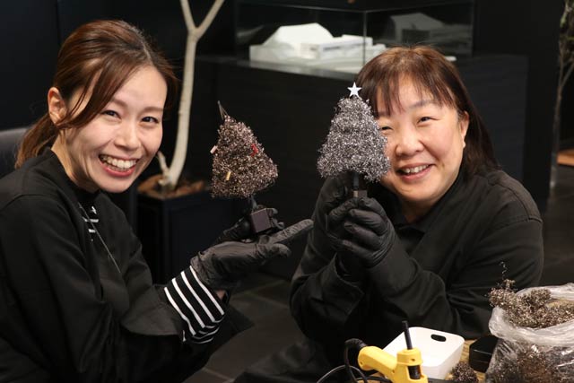 スタッフがワークショップのメダルクリスマスツリーづくりに挑戦