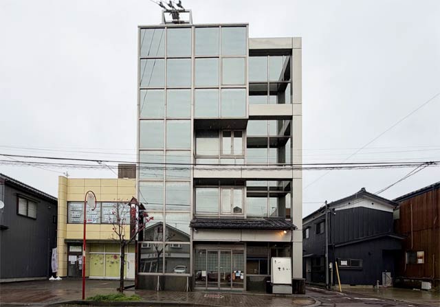 春秋まるいの4階建ての店舗