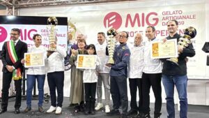 イタリアのジェラート大会「コッパ・ディ・オーロ」で優勝した佐久間康之さん。中央でトロフィーを持つのが佐久間さん、その向かって左が家族