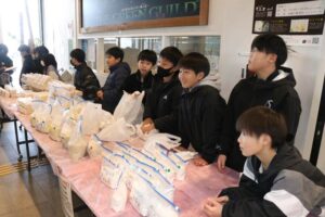 「道の駅 庭園の郷 保内」で「ピースカステラ」などを販売する保内小5年生