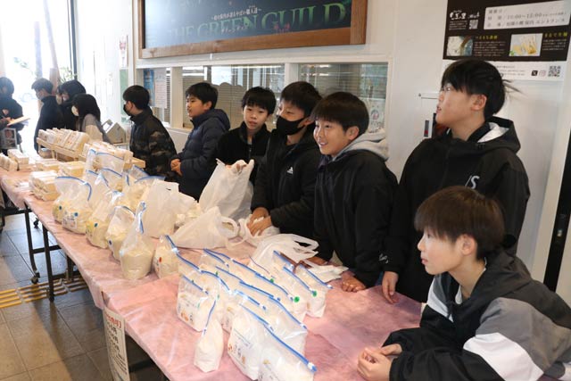 「道の駅 庭園の郷 保内」で「ピースカステラ」などを販売する保内小5年生