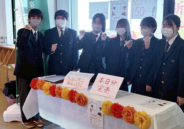県立吉田高校の総合探究部「グッティ～♪」が「道の駅 SORAIRO 国上」で野菜クッキーを販売
