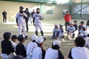東京ヤクルトスワローズの石川雅規投手と岩田幸宏外野手を講師に「つばめ野球クリニック」