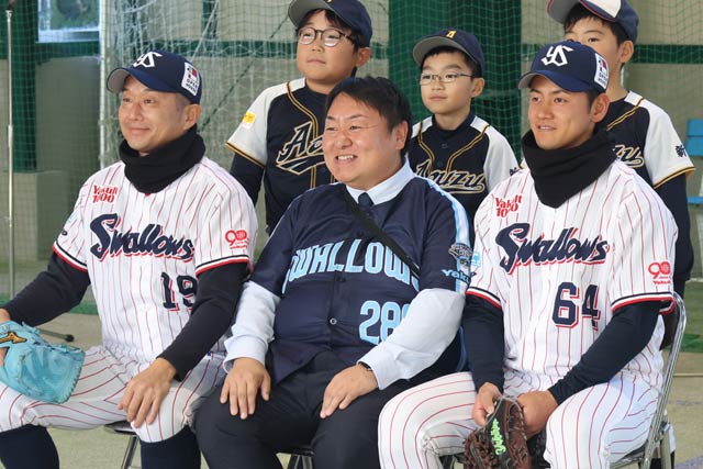 左から石川投手、佐野燕市長、岩田外野手