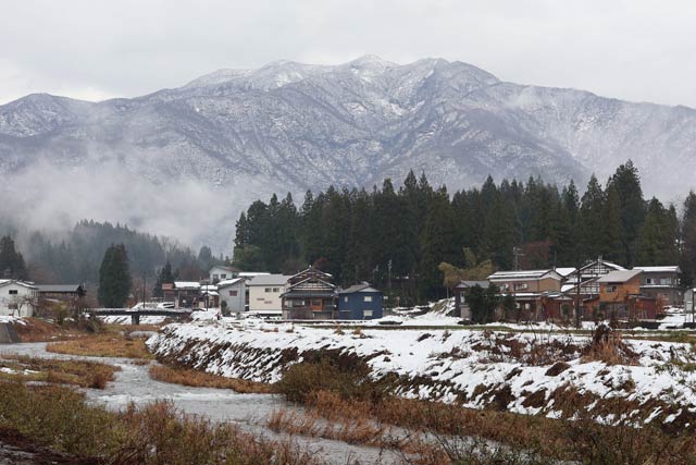「いい湯らてい」から県境の雪をかぶった粟ヶ岳の風景