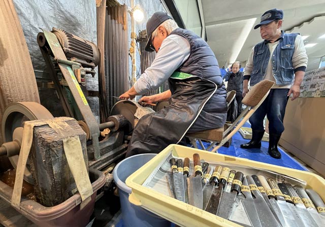 三条鍛冶職人による包丁研ぎ実演