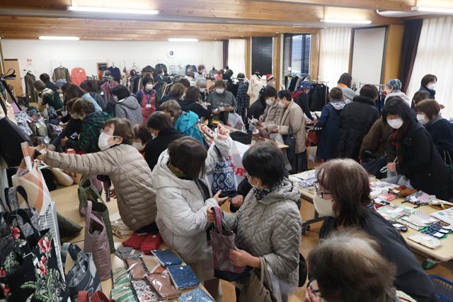 　大にぎわいの着物リメイク展示即売会